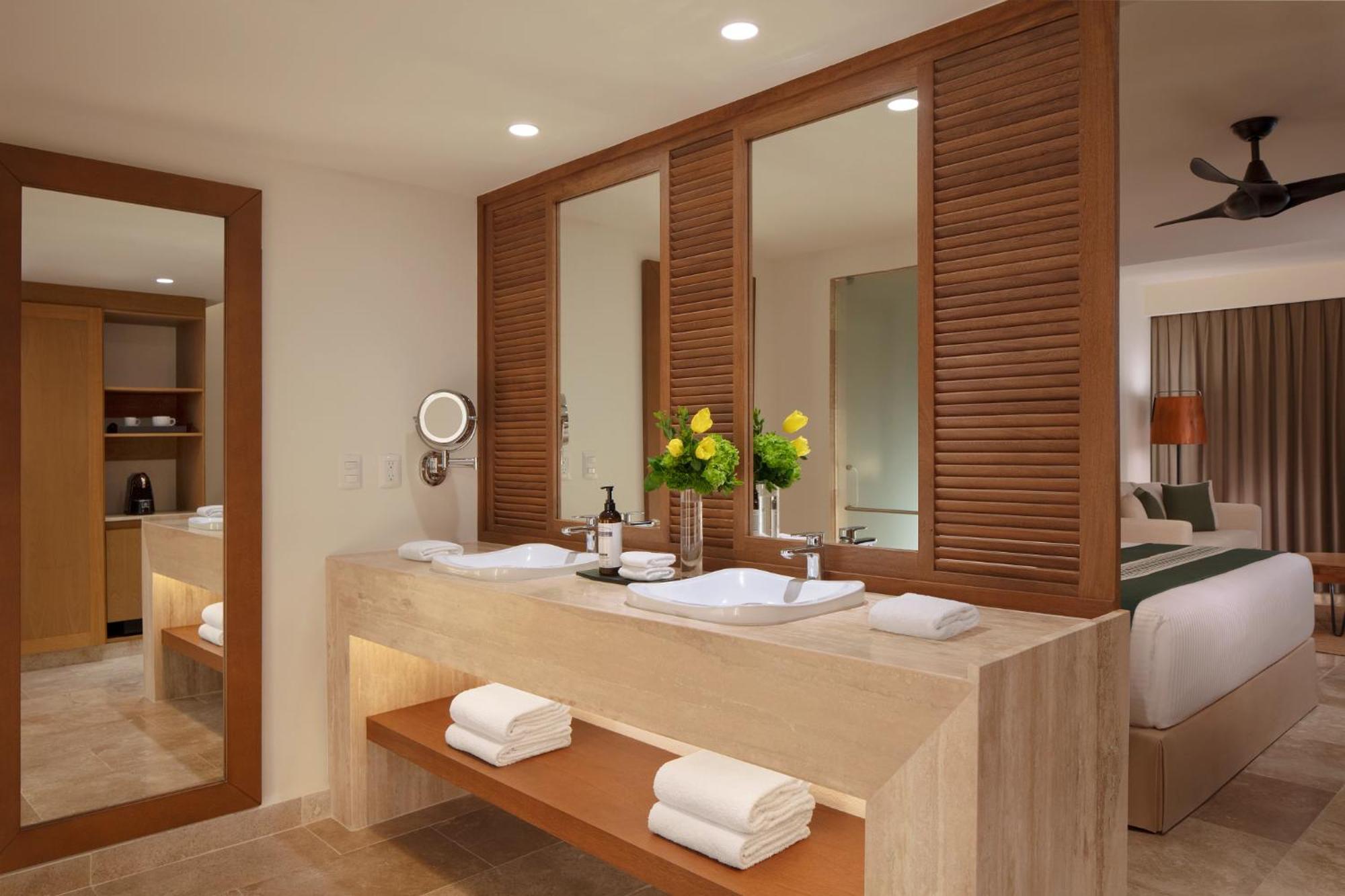 King Junior Suite with Swim-Out and Ocean Front View